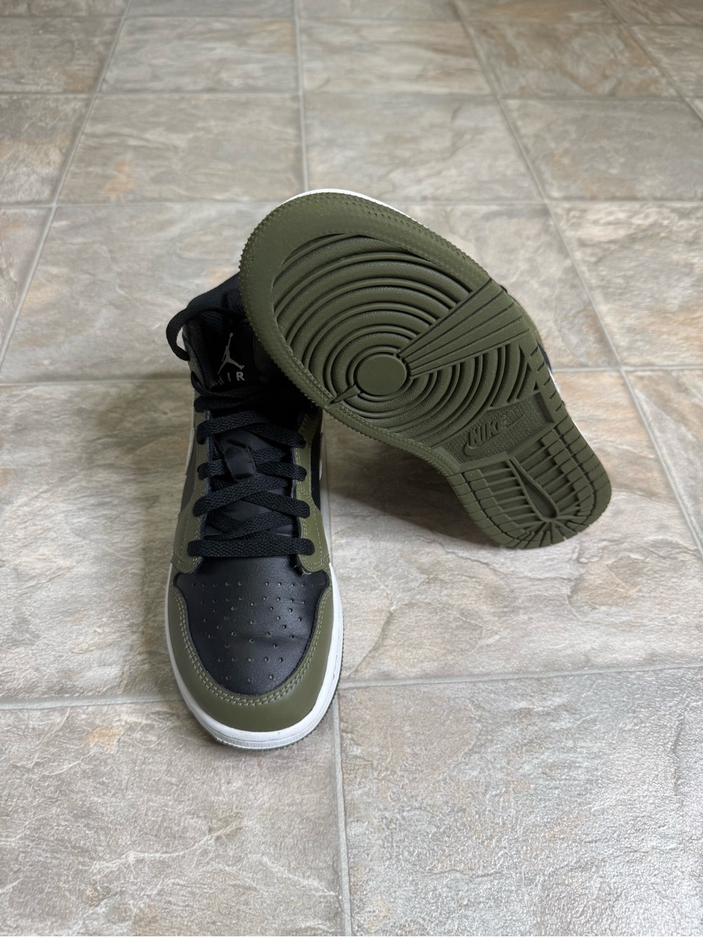 Air Jordan 1 Mid Medium Olive GS Shoe Size 5Y Green DQ8423-092 Preowned - Picture 6 of 8